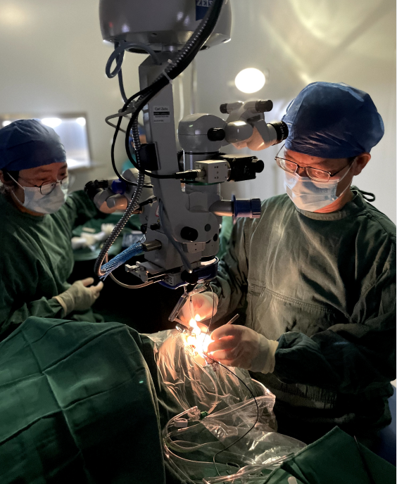 桂君民為患者實施視網(wǎng)膜修復(fù)手術(shù)。重慶南坪愛爾眼科醫(yī)院供圖