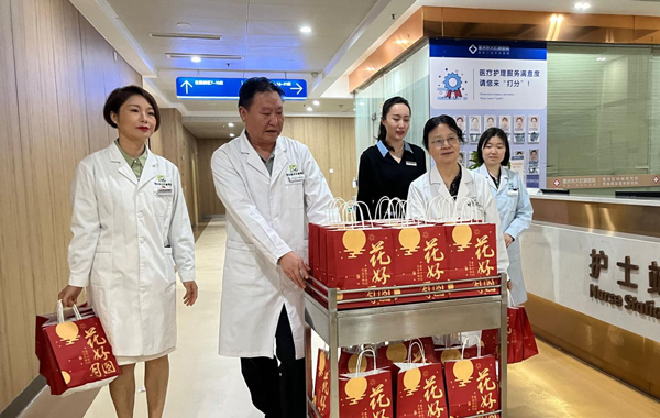 送月餅現(xiàn)場。重慶東大肛腸醫(yī)院供圖