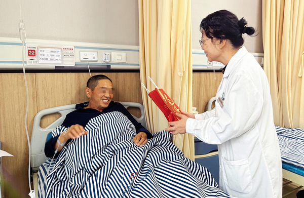 送月餅現(xiàn)場。重慶東大肛腸醫(yī)院供圖