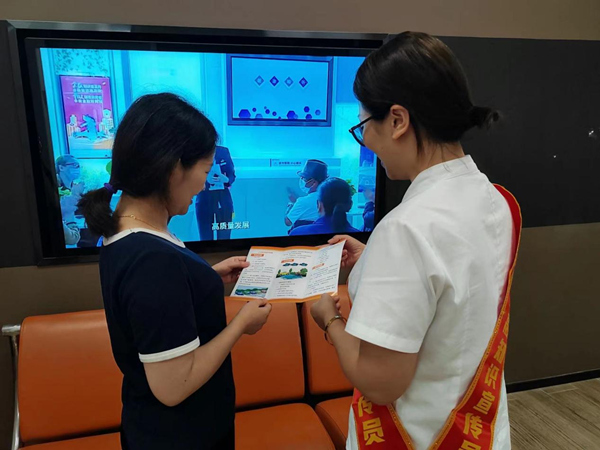 工作人員為消費(fèi)者宣講金融知識。平安產(chǎn)險(xiǎn)重慶分公司供圖