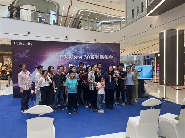 時代天街新機品鑒會活動現(xiàn)場。中國電信重慶公司供圖