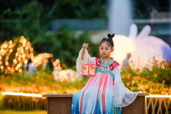 小業(yè)主身穿漢服參加國風(fēng)燈會。金科服務(wù)供圖