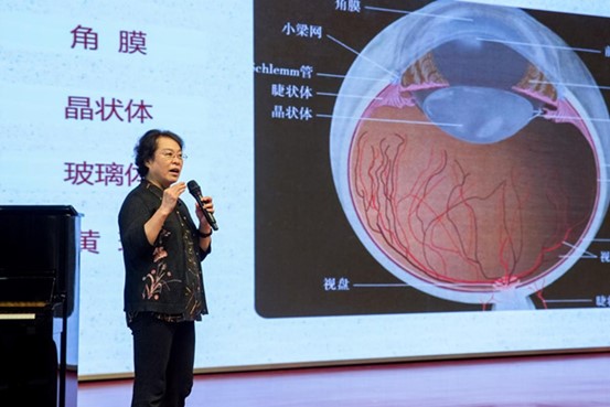 賀翔鴿進(jìn)行科普講座。永川愛爾眼科醫(yī)院供圖