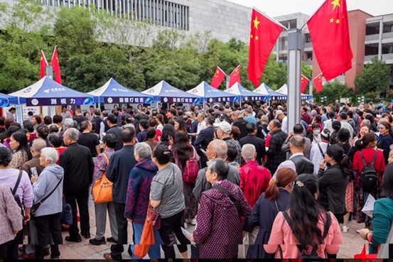 公益普查活動現(xiàn)場。永川愛爾眼科醫(yī)院供圖