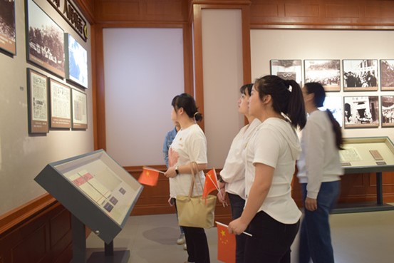 醫(yī)務(wù)人員參觀學(xué)習(xí)紅巖精神。重慶迪邦皮膚病醫(yī)院供圖