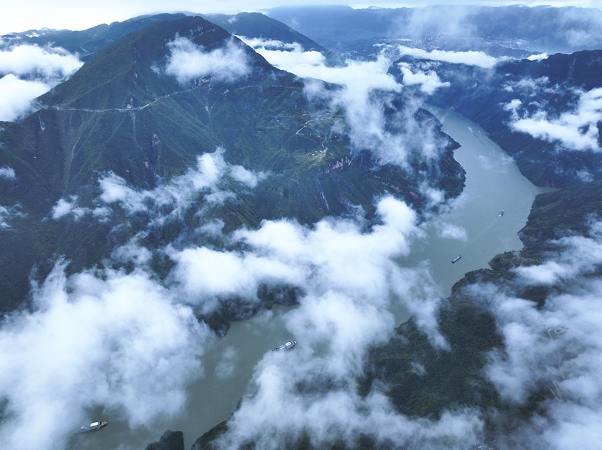 云霧籠罩下的巫峽。唐安冰攝