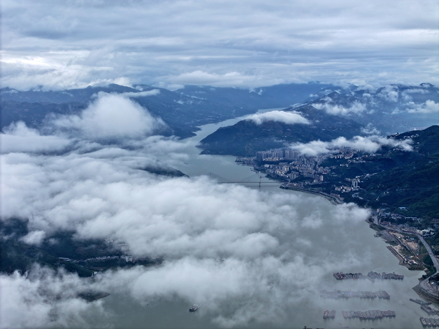 云霧下的瞿塘峽。王正坤攝