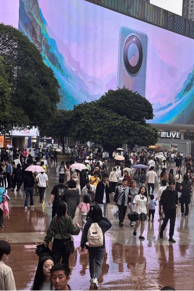 中秋國慶期間，觀音橋商圈人頭攢動。潘珍凈攝