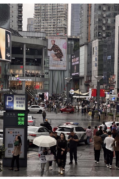 中秋國慶期間，觀音橋商圈人頭攢動。潘珍凈攝