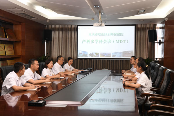 專家團(tuán)隊(duì)會診。璧山區(qū)婦幼保健院供圖