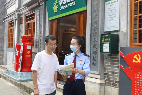近日，城口縣“巴山稅務急先鋒”宣傳服務隊前往當地各郵政網點，向群眾講解發(fā)票代開流程。重慶市稅務局供圖