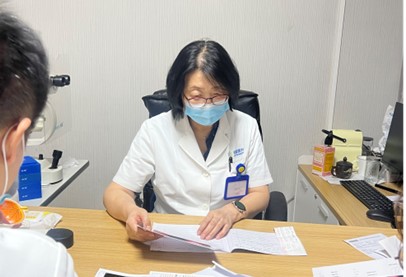 閻曉麗看診。重慶普瑞眼科醫(yī)院供圖