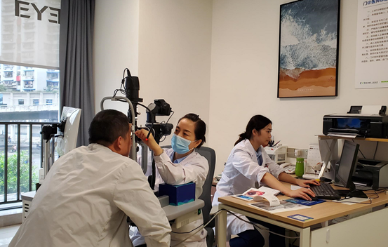 劉健娣為干眼患者診治。重慶南坪愛爾眼科醫(yī)院供圖