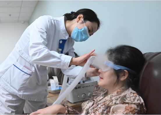 干眼理療。重慶南坪愛爾眼科醫(yī)院供圖