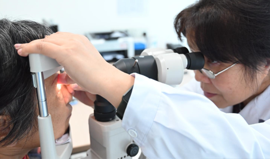 醫(yī)生為干眼患者檢查瞼板腺功能。重慶南坪愛爾眼科醫(yī)院供圖
