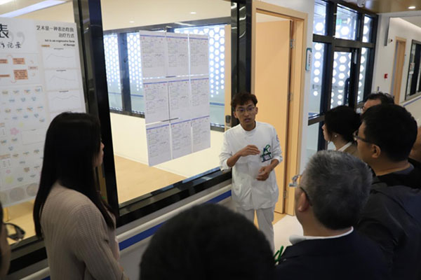 醫(yī)務(wù)人員向參觀者介紹患者療愈過(guò)程中的相關(guān)情況。重慶市精神衛(wèi)生中心供圖