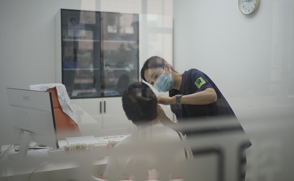 醫(yī)生看診中。重慶德貝口腔供圖