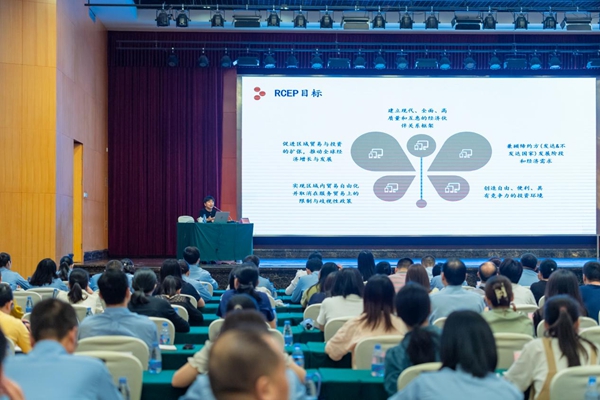 近日，重慶市稅務(wù)局“渝稅通”大講堂開講，服務(wù)渝企搶灘國外市場。杜超攝