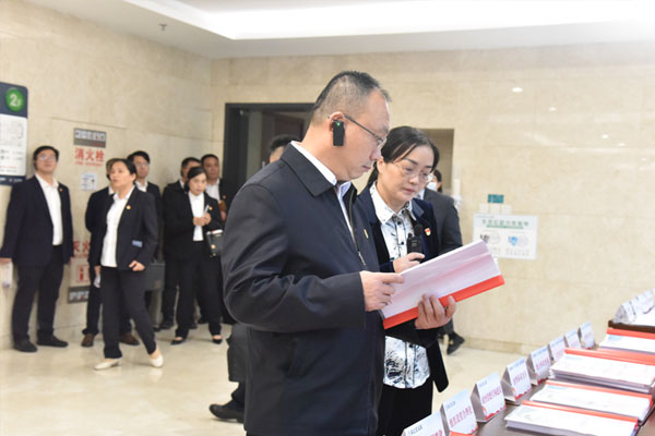 了解衛(wèi)健系統(tǒng)黨組織基層基礎(chǔ)工作。璧山區(qū)衛(wèi)生健康委供圖