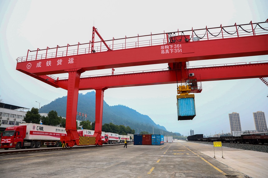 10月12日，秀山站貨場(chǎng)內(nèi)龍門(mén)吊正在吊裝集裝箱。黃圯攝