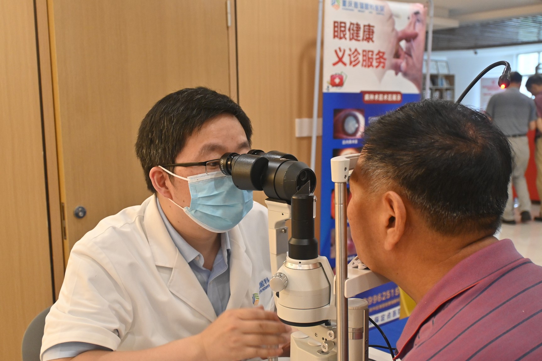 徐奎峰為患者檢查眼睛情況。重慶普瑞眼科醫(yī)院供圖