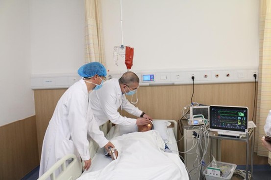 蔣曉江為患者進(jìn)行治療。重慶西區(qū)醫(yī)院供圖