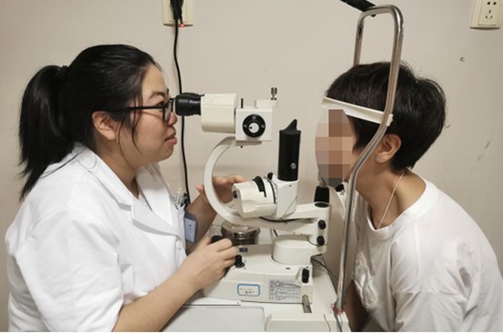 醫(yī)生為患者檢查眼部情況。重慶普瑞眼科醫(yī)院供圖