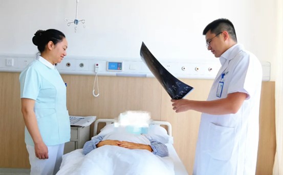 陳賢明和護士長楊柳查房中。重慶西區(qū)醫(yī)院供圖
