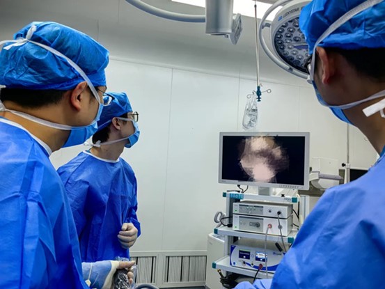 陳賢明團隊進行關節(jié)鏡下手術中。重慶西區(qū)醫(yī)院供圖