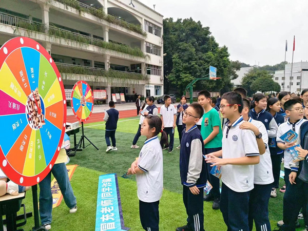 互動(dòng)游戲區(qū)，學(xué)生們積極參與金融知識(shí)游戲答題活動(dòng)。光大銀行重慶分行供圖