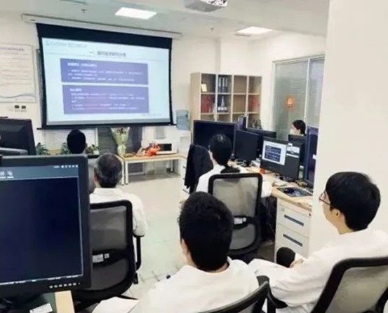 放射科讀片會(huì)。重慶西區(qū)醫(yī)院供圖