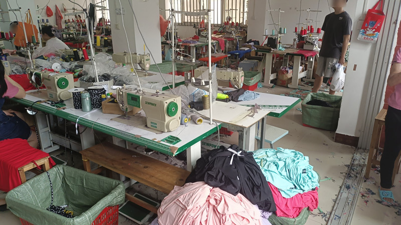 制作假冒偽劣服飾的黑工廠。巴南區(qū)公安分局供圖