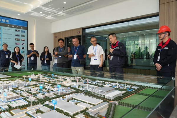 10月17日，在“解碼‘小巨人’——專精特新看中國”網(wǎng)上主題宣傳（重慶站）活動中，多家媒體記者來到重慶華峰新材料產(chǎn)業(yè)園，了解企業(yè)創(chuàng)新發(fā)展情況。郭睿攝