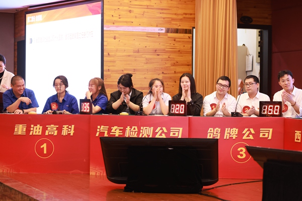 選手們?cè)诒荣愔屑ち医侵?。曾英豪攝