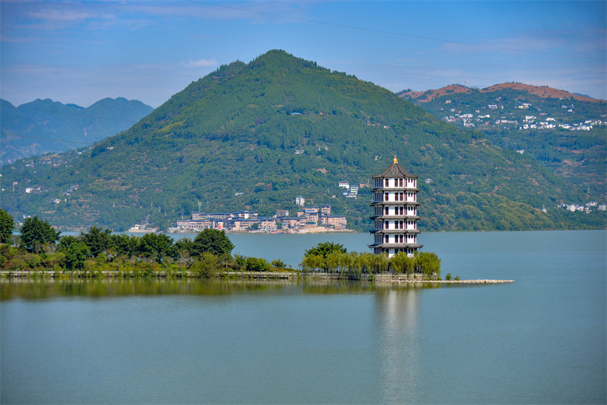 長江萬州段再現(xiàn)高峽平湖壯美景觀。付作僑攝