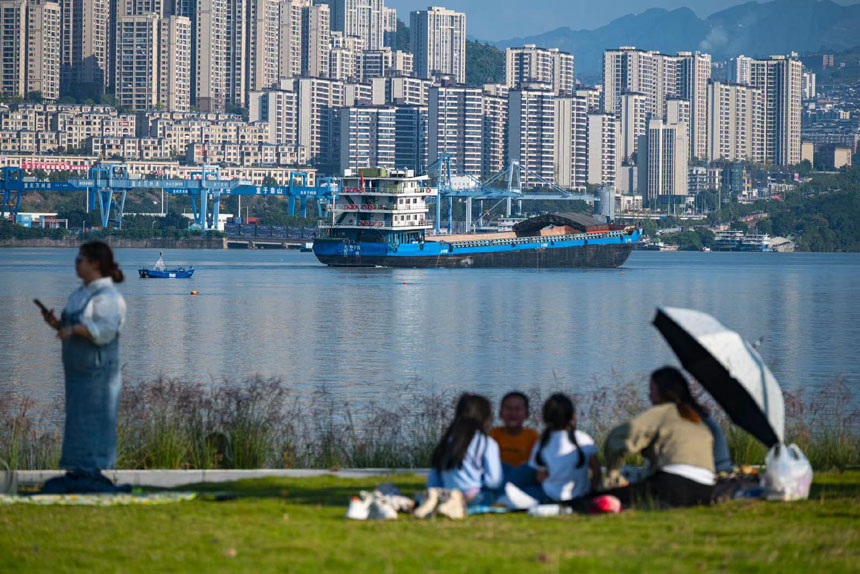市民和游客紛紛來到江岸，欣賞蓄水帶來的平湖美景。冉孟軍攝