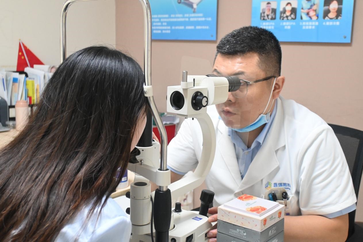 劉軍奇為患者查看眼部情況。重慶普瑞眼科醫(yī)院供圖