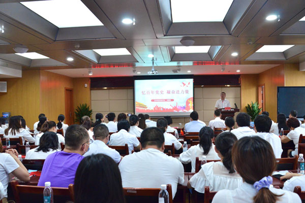 醫(yī)院黨委書記講黨課。合川區(qū)中醫(yī)院供圖