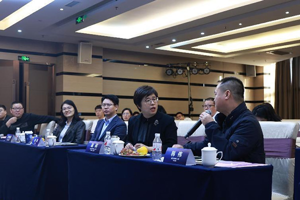 活動現(xiàn)場，參會企業(yè)代表與民生銀行有關負責人深入交流。民生銀行重慶分行供圖