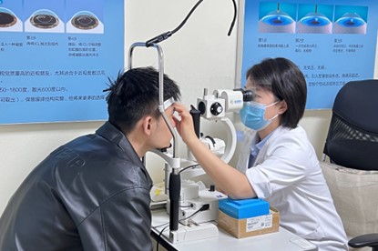 醫(yī)生為患者進(jìn)行眼部檢查。重慶普瑞眼科醫(yī)院供圖