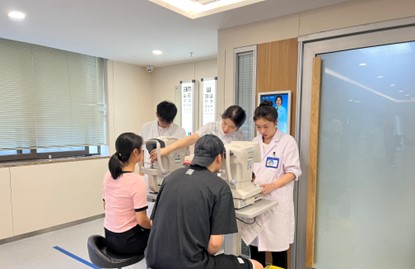 醫(yī)生為患者進(jìn)行眼部檢查。重慶普瑞眼科醫(yī)院供圖