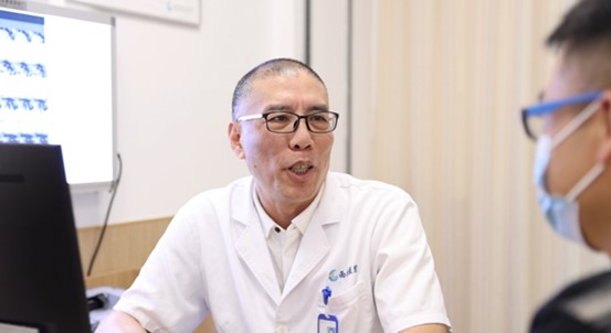 蔣曉江看診。重慶西區(qū)醫(yī)院供圖