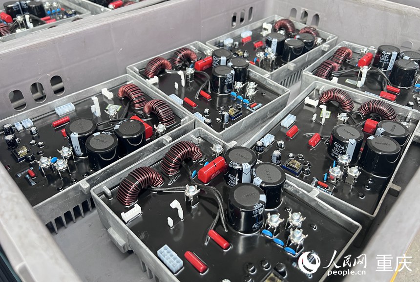 瑜欣電子生產(chǎn)的變流器。人民網(wǎng)記者 胡虹攝