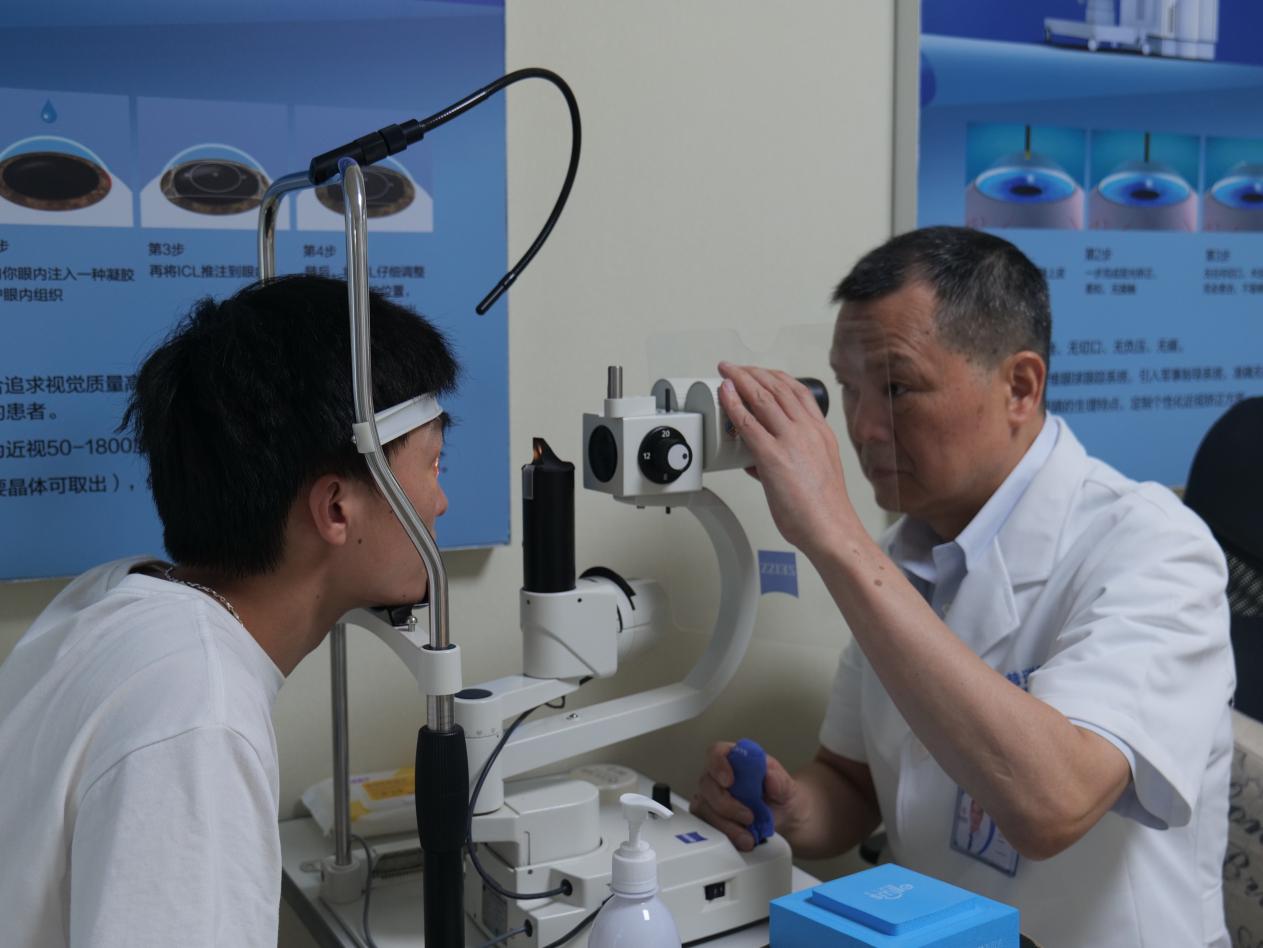 范光忠為患者檢查眼部情況。重慶普瑞眼科醫(yī)院供圖