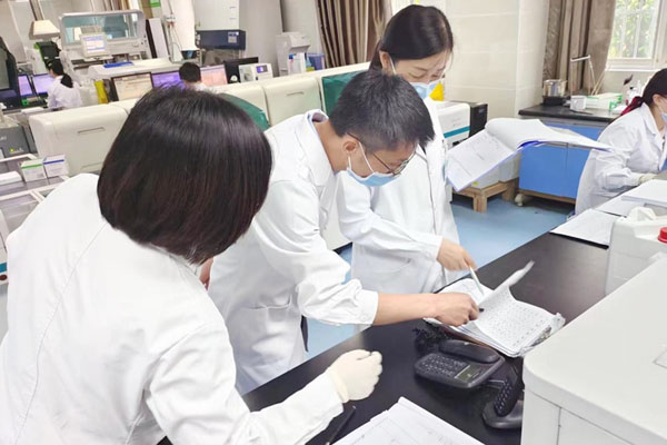 質(zhì)量提升——常態(tài)化開展質(zhì)控巡查。江津區(qū)婦幼保健院供圖