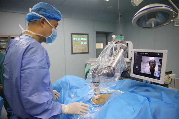 遠程連線指導(dǎo)。綦江區(qū)人民醫(yī)院供圖