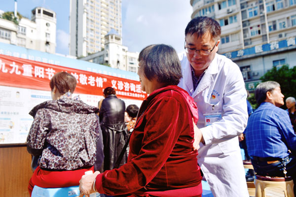 為老人提供推拿等中醫(yī)適宜技術(shù)治療。陶涵攝
