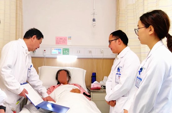 于學(xué)軍教授團隊查房。重慶西區(qū)醫(yī)院供圖