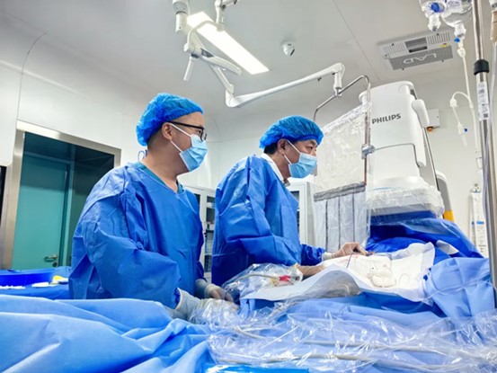 于學(xué)軍團隊行射頻消融手術(shù)。重慶西區(qū)醫(yī)院供圖