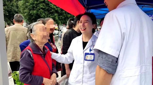 義診活動現(xiàn)場。重慶道格骨科醫(yī)院供圖